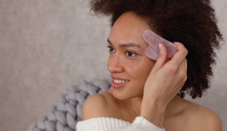 Gua Sha para ojos hinchados: cómo deshinchar tus ojos
