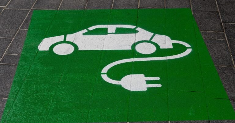 ¿Por qué los fabricantes de automóviles están adoptando recientemente los vehículos eléctricos?