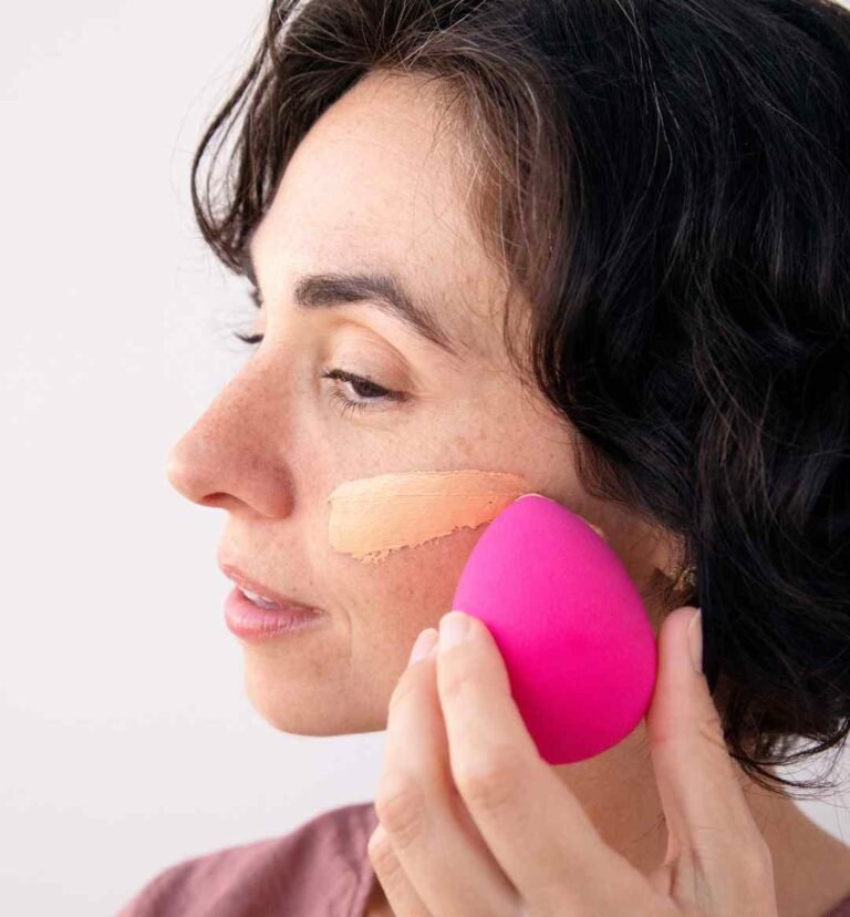 ¿Debería mi esponja de maquillaje estar húmeda o seca? – 100% puro